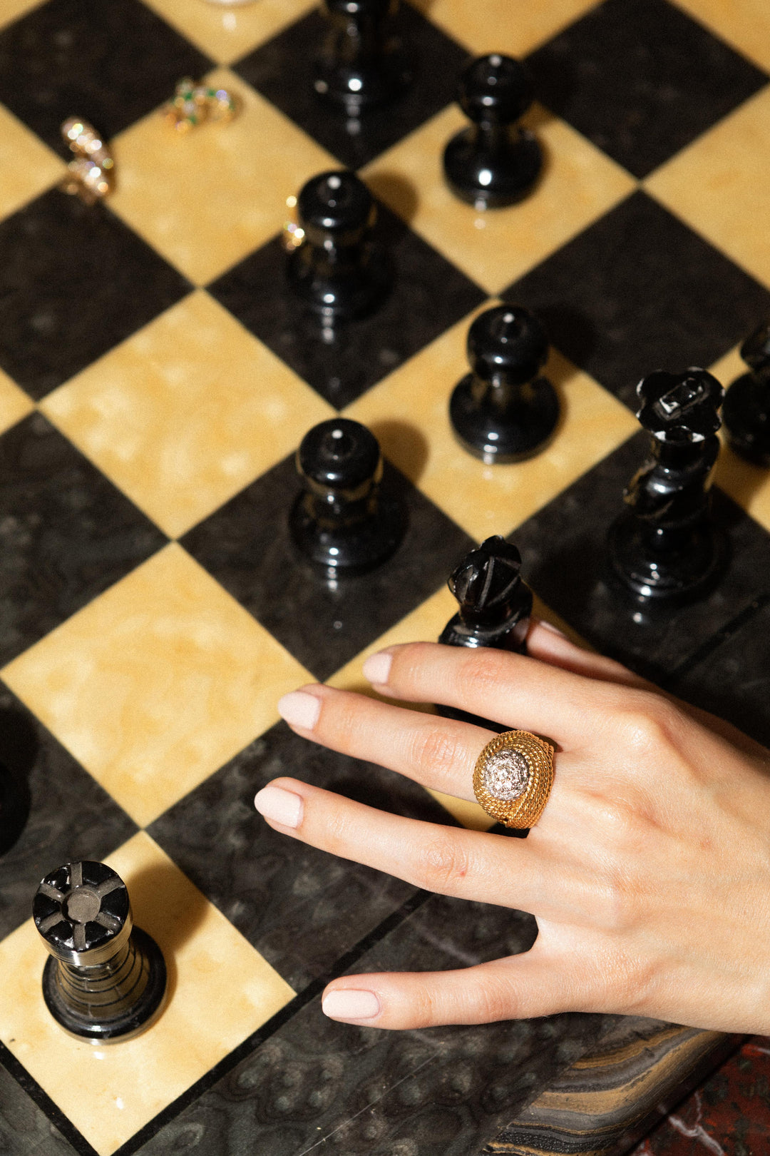 bague or jaune boule gros diamants tresse