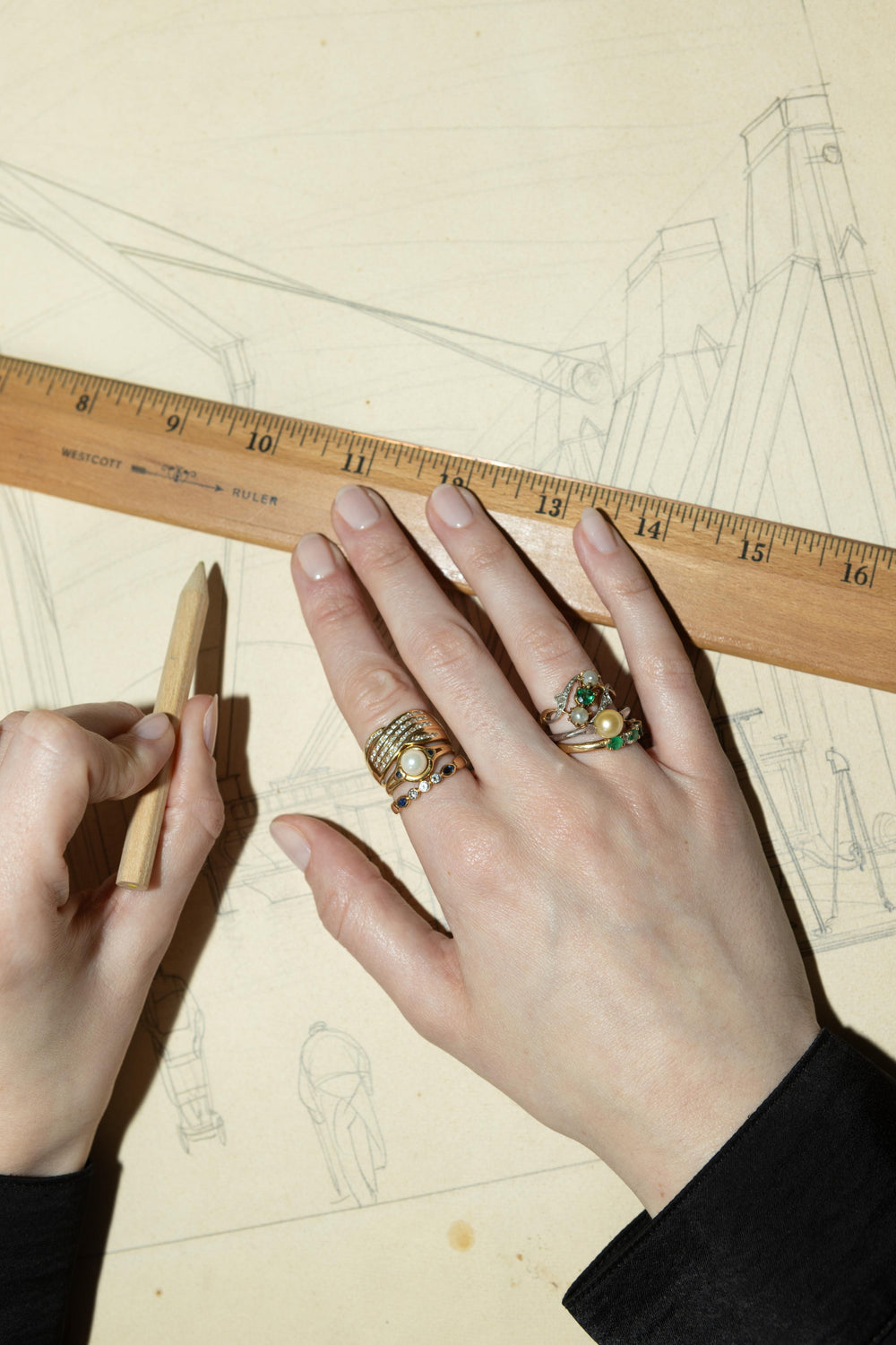 Bague vintage or jaune, perles, émeraudes et diamants Féroce Avant-gardiste