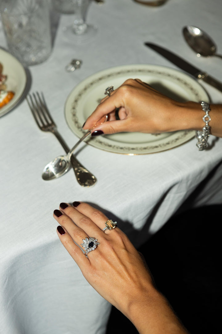 Bague vintage or gris, saphir et diamants Lady Gaga