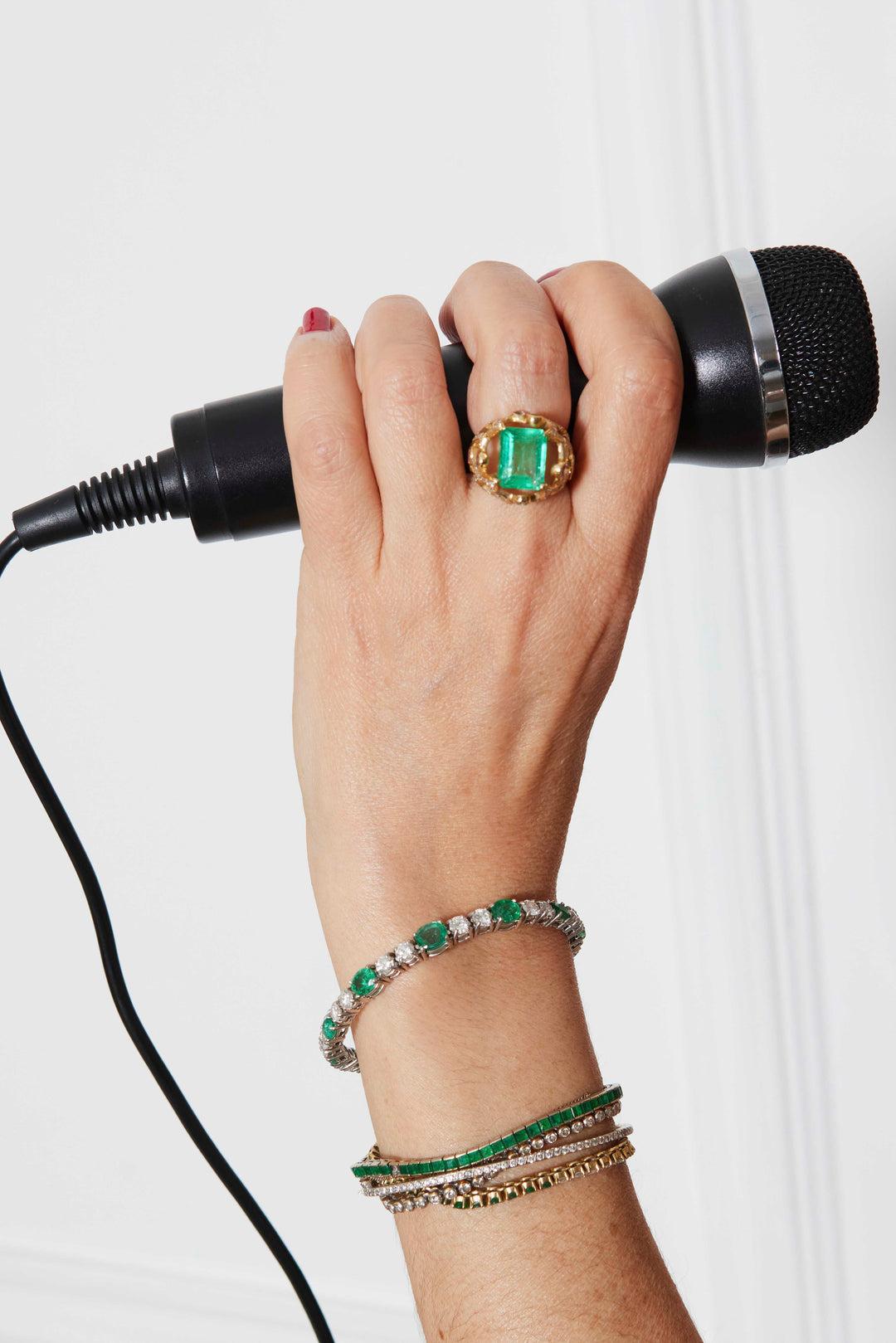 Bracelet rivière vintage luxe or gris, émeraudes et diamants Emerald Riot Savaje Paris