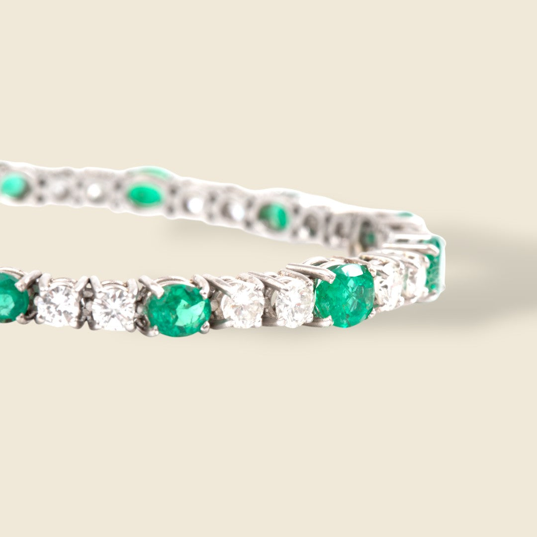 Bracelet rivière luxe or gris, émeraudes et diamants Emerald Riot Savje Paris