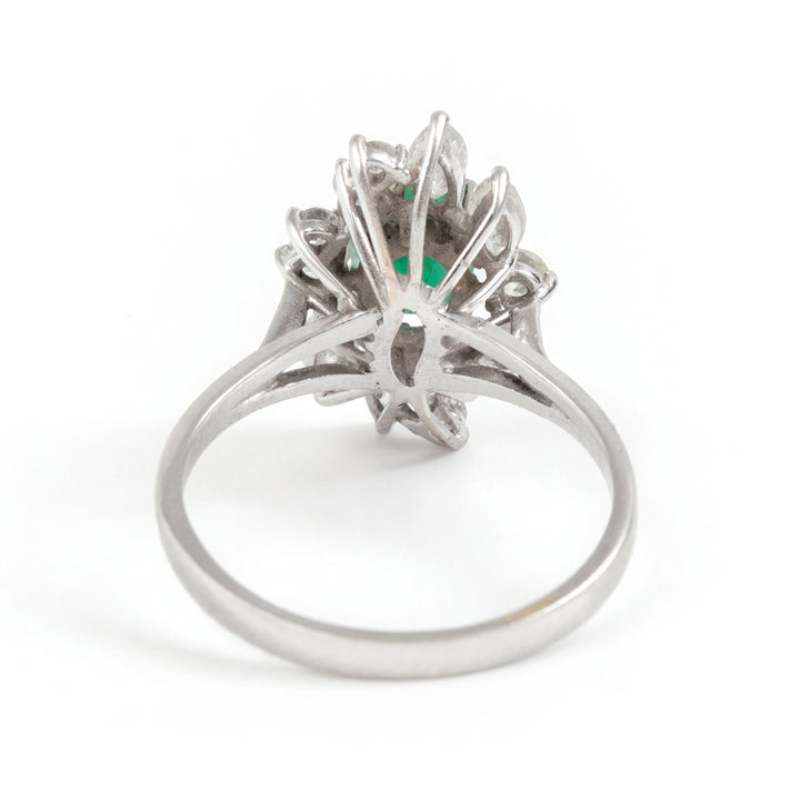 Bague vintage luxe or gris, émeraude et diamants Lush Savaje Paris