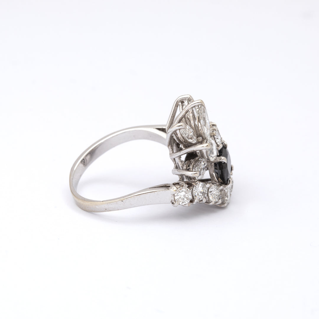 Bague vintage or gris, saphir et diamants Lady Gaga