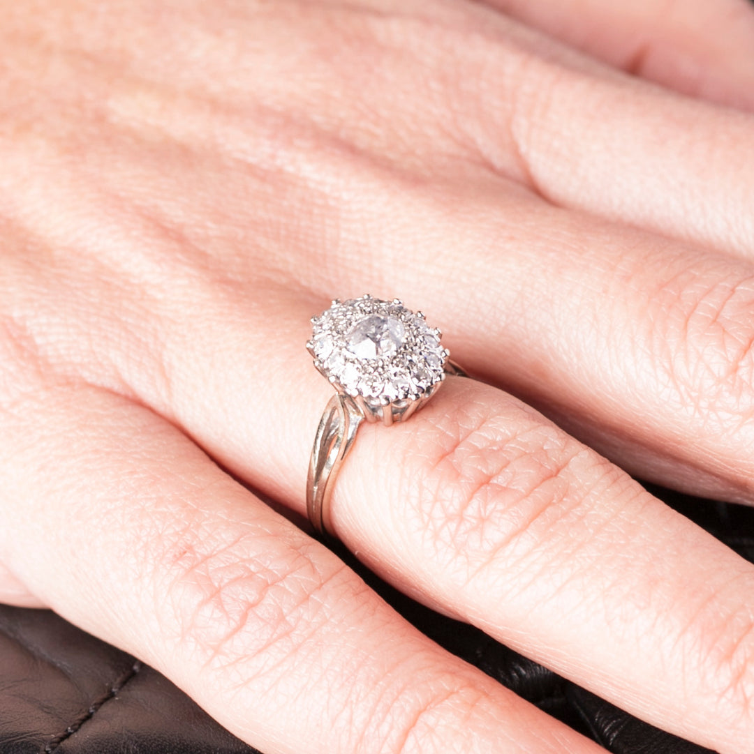 Bague fleur blanche or gris, platine et diamants zoom