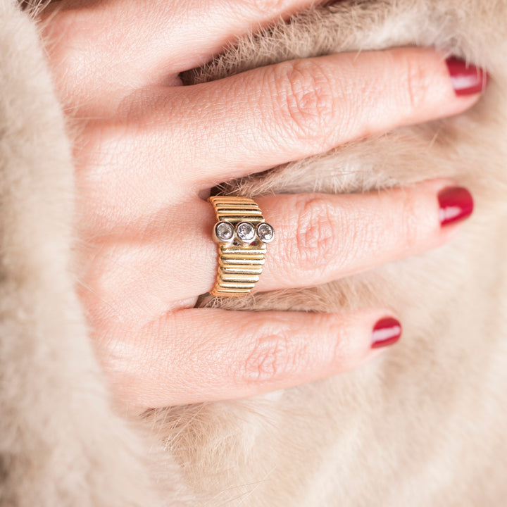 Bague boutons précieux or jaune et diamants portée