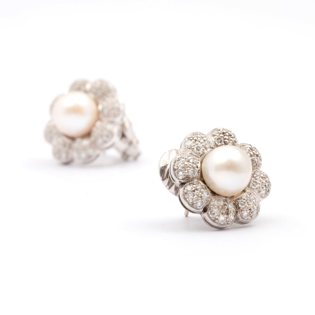 Paire de boucles d'oreilles en or gris 18 carats stylisant une fleur centrée d'une perle de culture de 9 mm de diamètre envir