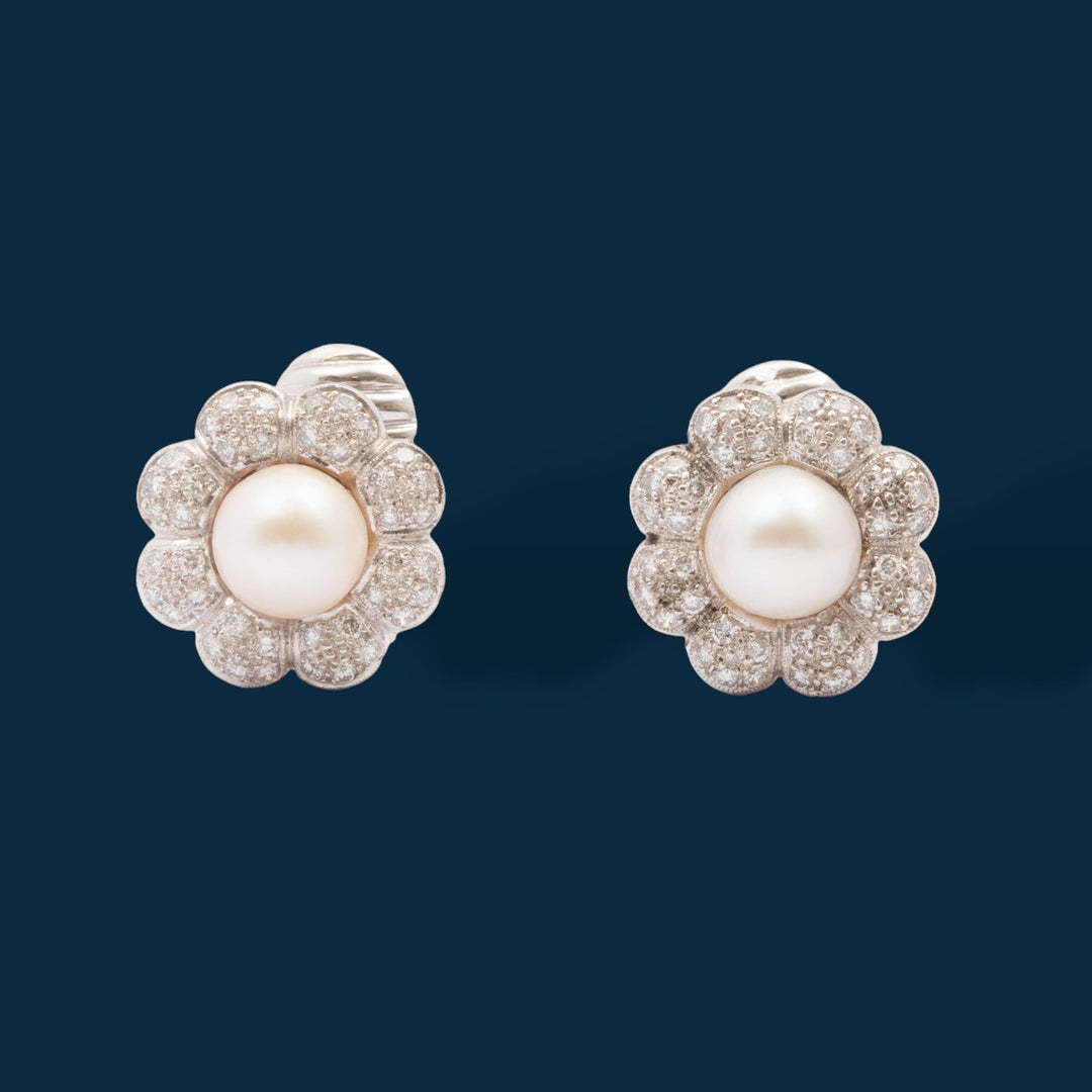 Paire de boucles d'oreilles en or gris 18 carats stylisant une fleur centrée d'une perle de culture de 9 mm de diamètre envir