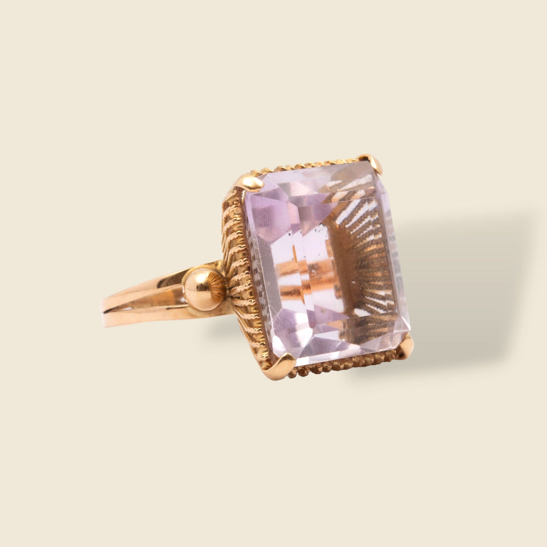 Bague en or jaune 18 carats ornée d'une améthyste claire mauve rosé rectangulaire facettée en serti griffe