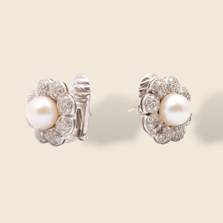 Paire de boucles d'oreilles en or gris 18 carats stylisant une fleur centrée d'une perle de culture de 9 mm de diamètre envir