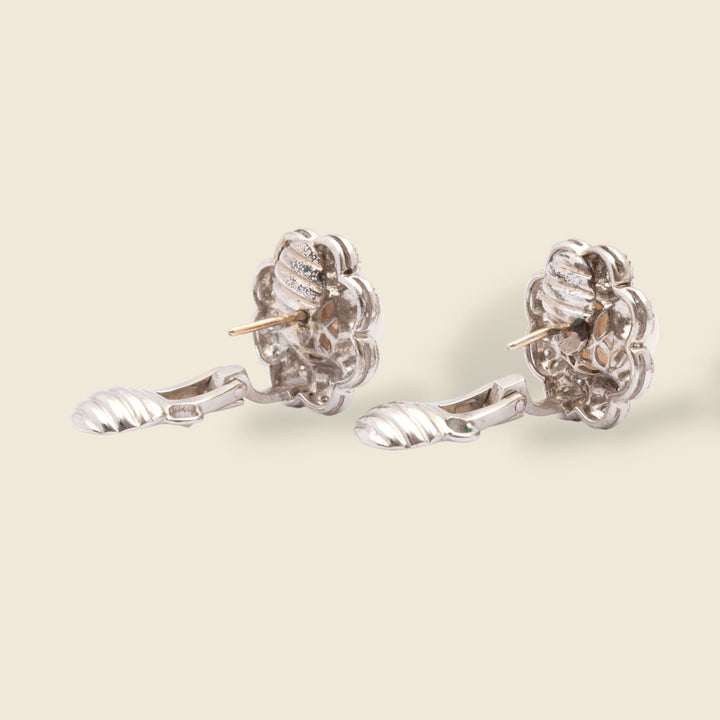 Paire de boucles d'oreilles en or gris 18 carats stylisant une fleur centrée d'une perle de culture de 9 mm de diamètre envir