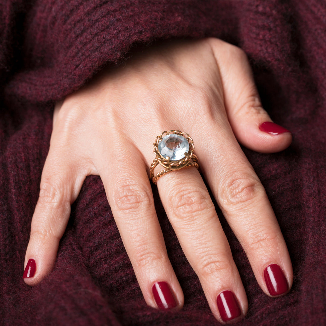 Bague délicatesse de lagon or jaune et aigue marine portée