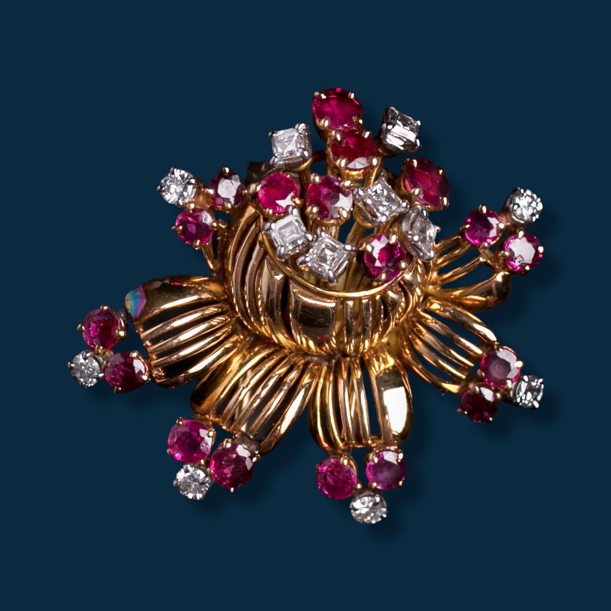 Broche Fleur En Or Jaune 18 Carats Avec Rubis Et Diamants - Bijou Occasion, Style Vintage, Sans Marque