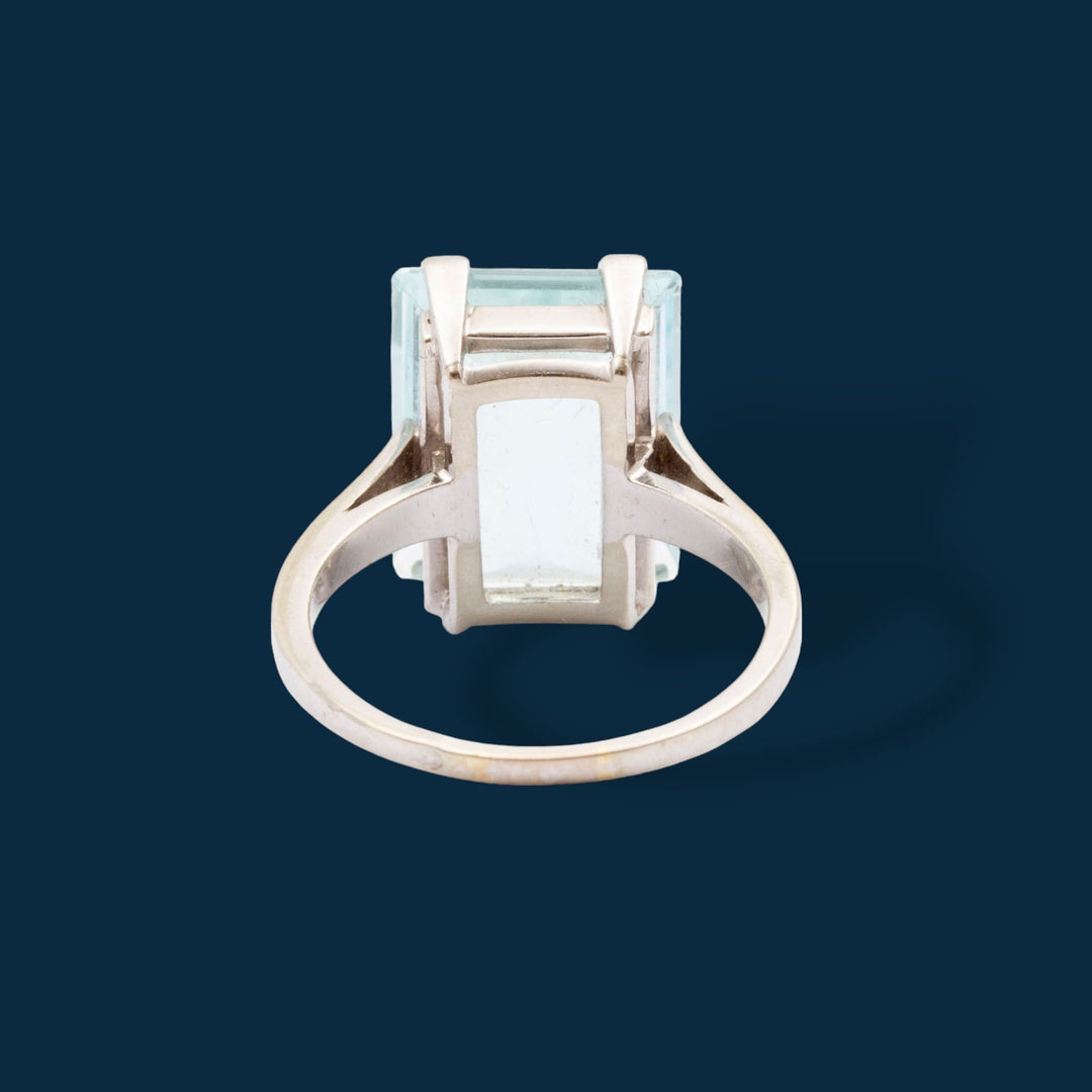 Bague en or gris 18 carats centrée d'une aigue-marine rectangulaire facettée en serti griffe de 4 carats