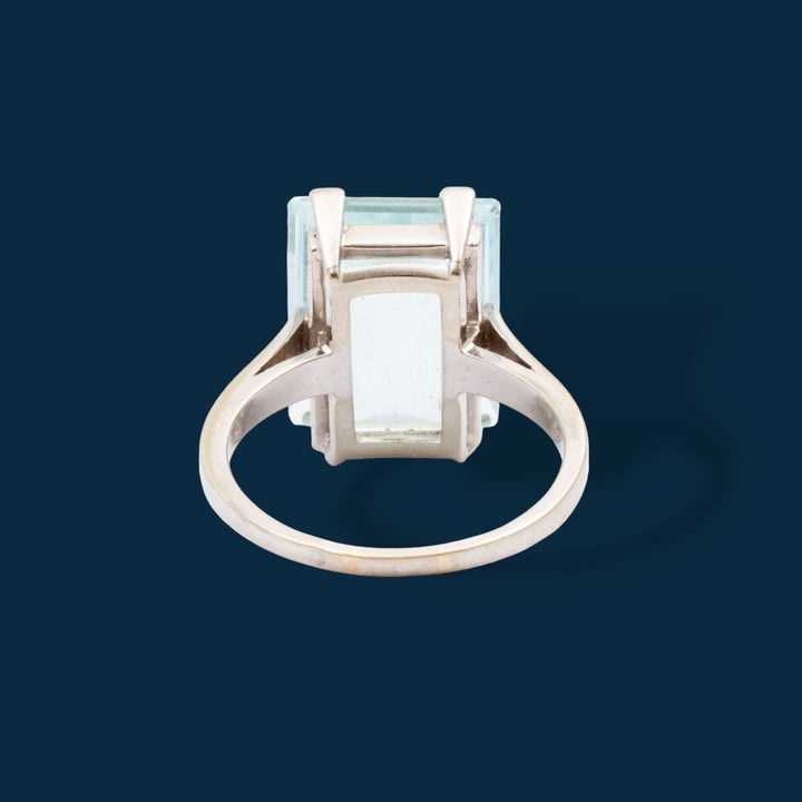 Bague en or gris 18 carats centrée d'une aigue-marine rectangulaire facettée en serti griffe de 4 carats