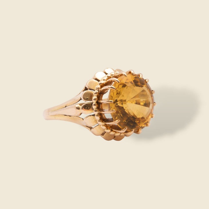 Bague en or jaune 18 carats, panier ajouré orné d'une citrine ronde facettée en chaton à griffes