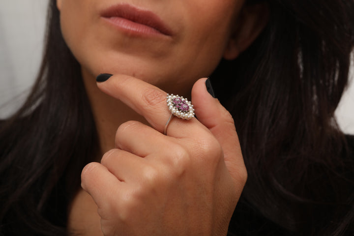 Bague vintage or gris, rubis et perles "Marquise Délicate"