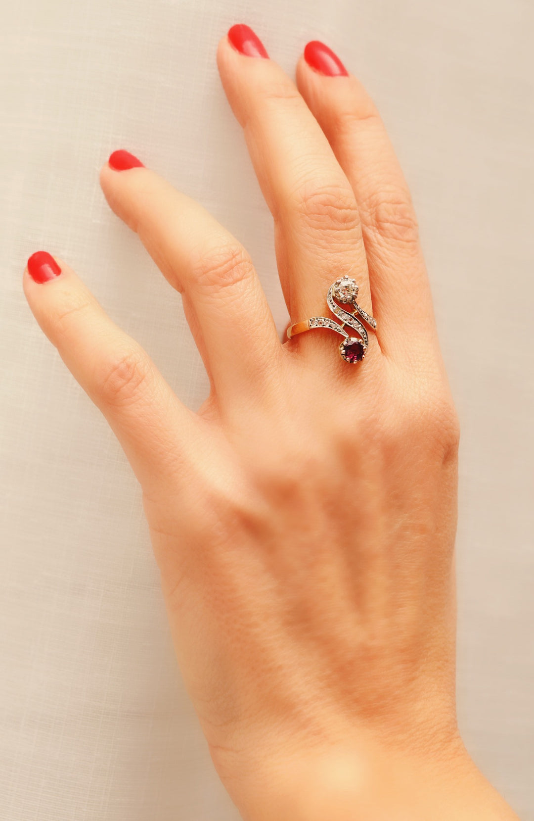 Bague vintage duchesse, or jaune, argent, platine, rubis et diamants La Dulcinée