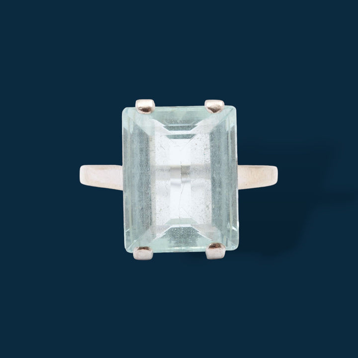 Bague en or gris 18 carats centrée d'une aigue-marine rectangulaire facettée en serti griffe de 4 carats