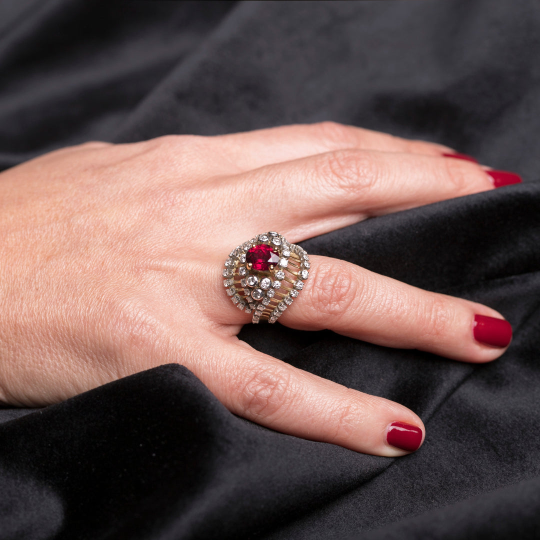 Bague coeur de grenade or jaune rubis et diamants portée