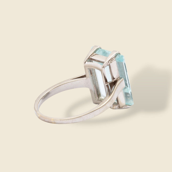 Bague en or gris 18 carats centrée d'une aigue-marine rectangulaire facettée en serti griffe de 4 carats