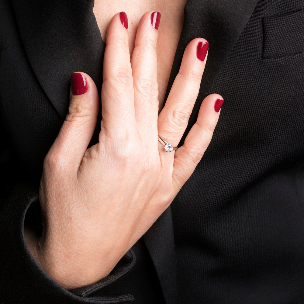 Bague solitaire l'ingénue or blanc et diamant portée